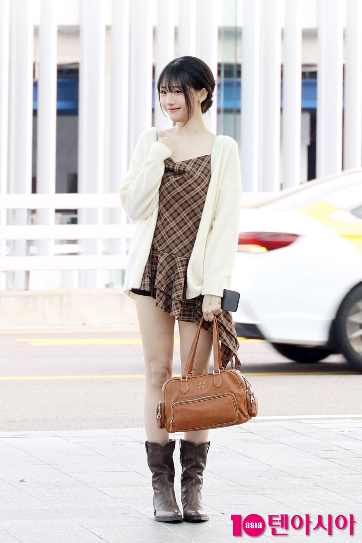 QWER's Hina Departs for New York to Kick Off 2025 World Tour 'ROCKATION'