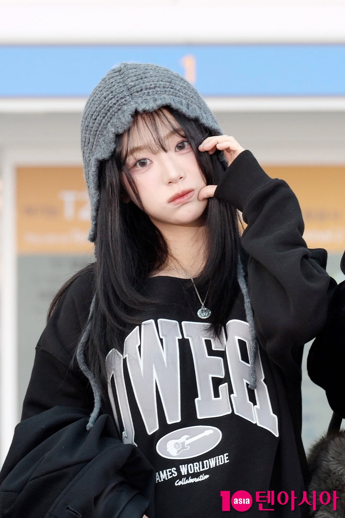 QWER's Chodan Departs for New York to Kick Off 2025 World Tour 'ROCKATION'