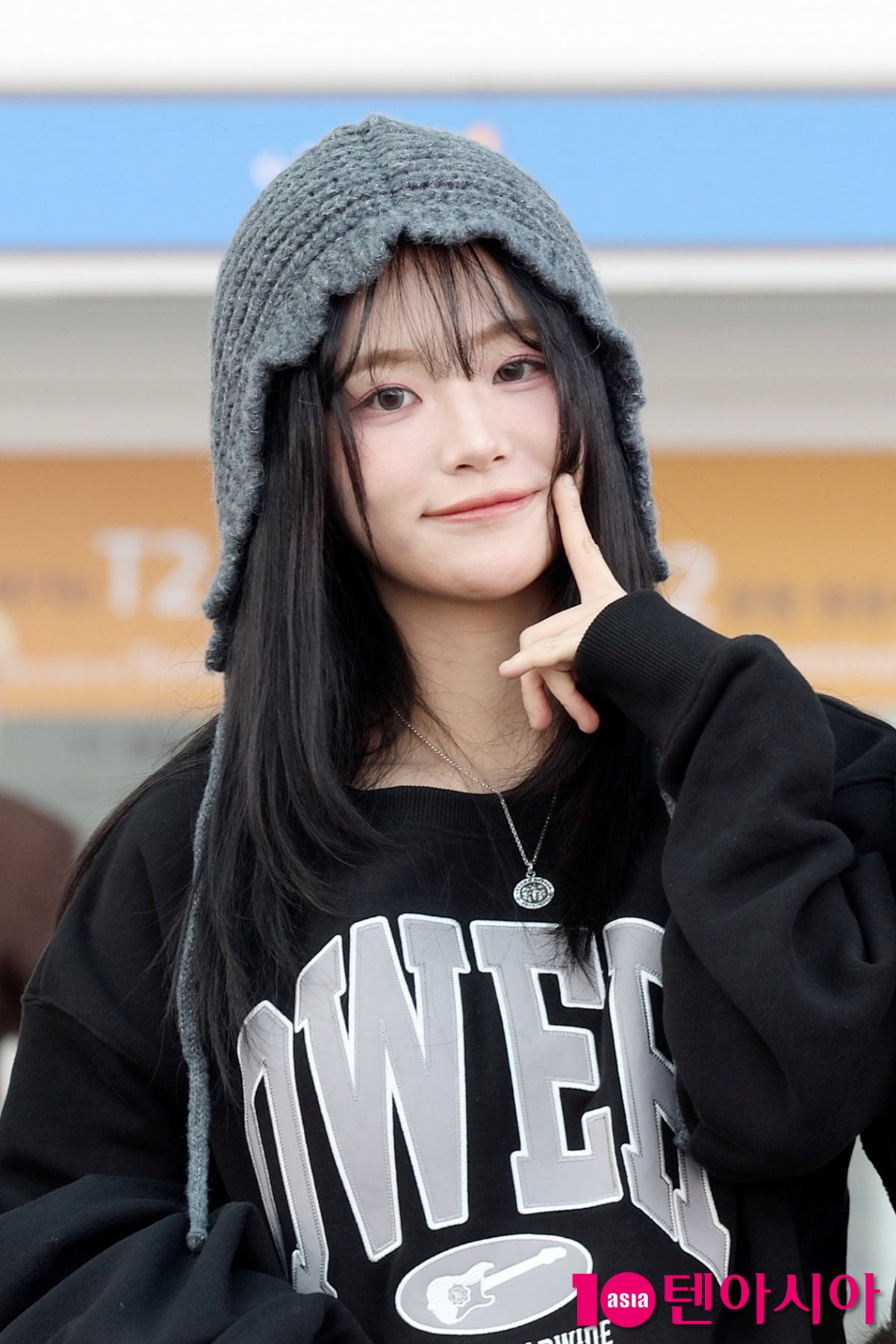 QWER's Chodan Departs for New York to Kick Off 2025 World Tour 'ROCKATION'