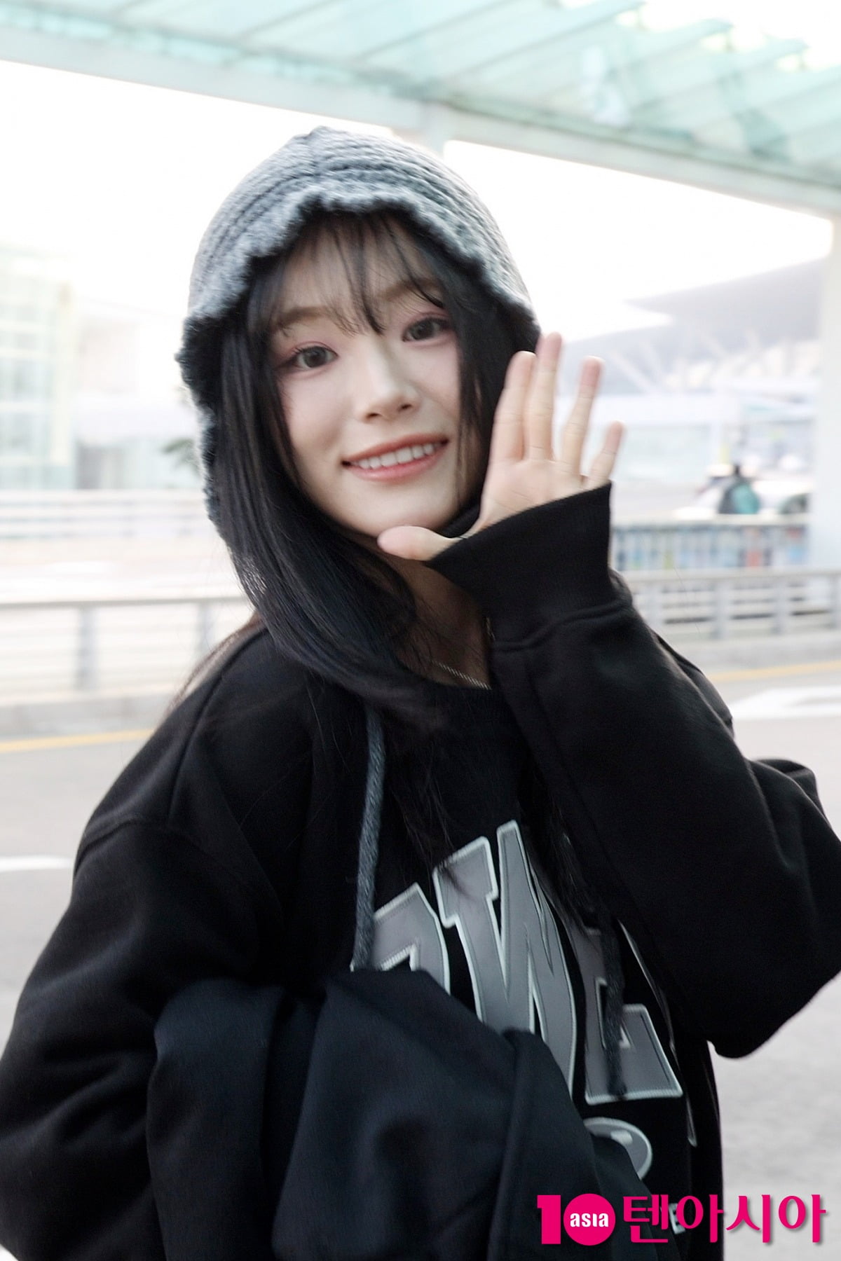 QWER's Chodan Departs for New York to Kick Off 2025 World Tour 'ROCKATION'