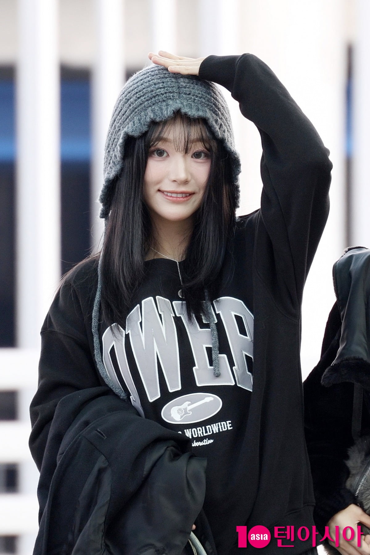 QWER's Chodan Departs for New York to Kick Off 2025 World Tour 'ROCKATION'