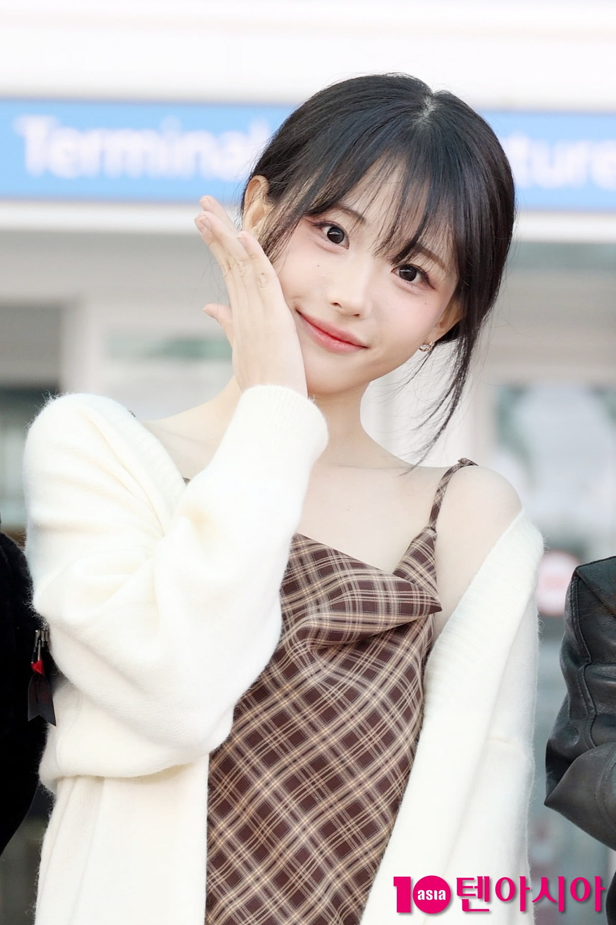 QWER's Hina Departs for New York to Kick Off 2025 World Tour 'ROCKATION'