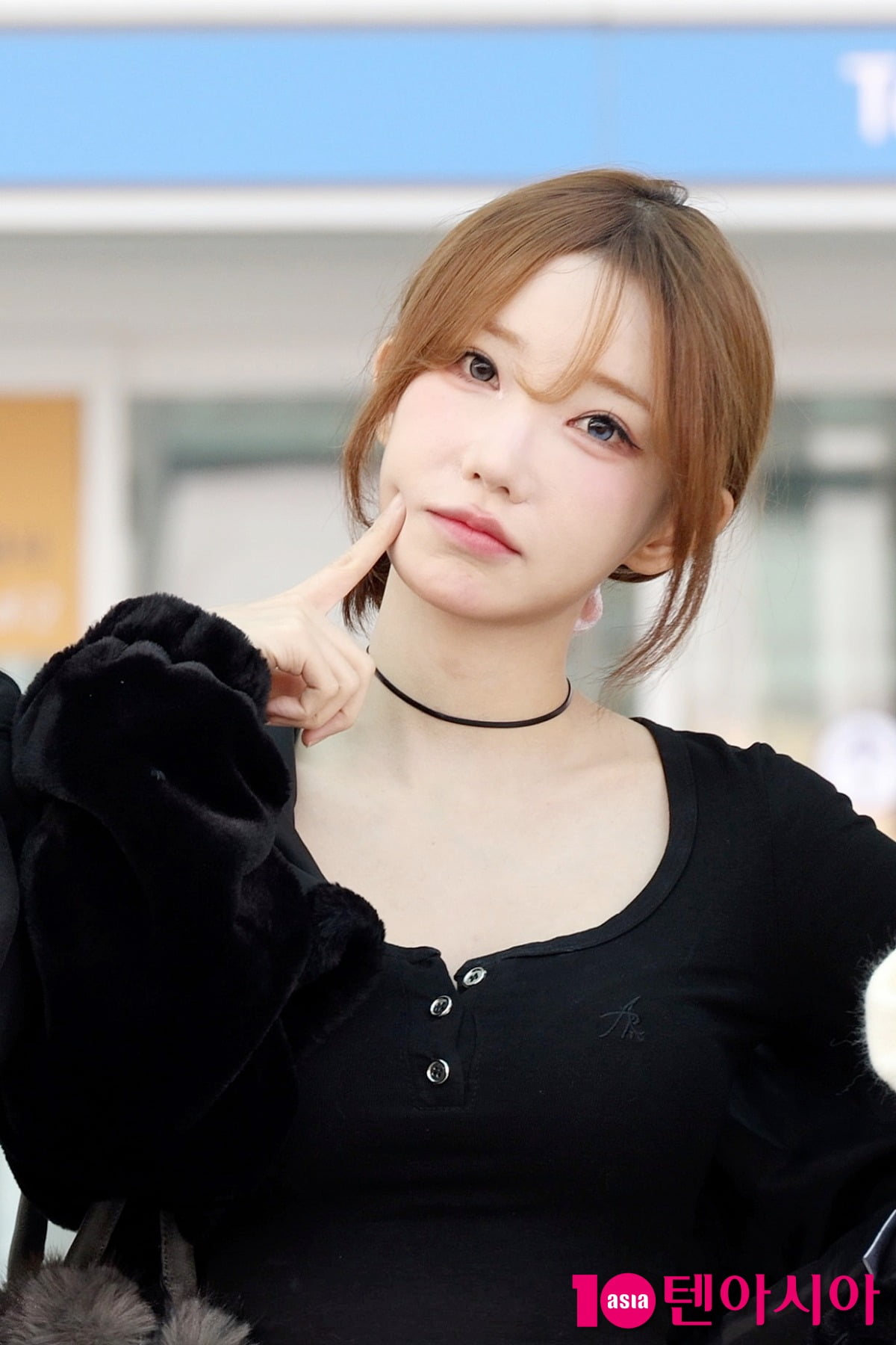 QWER's Magenta Departs for New York to Kick Off 2025 World Tour 'ROCKATION'