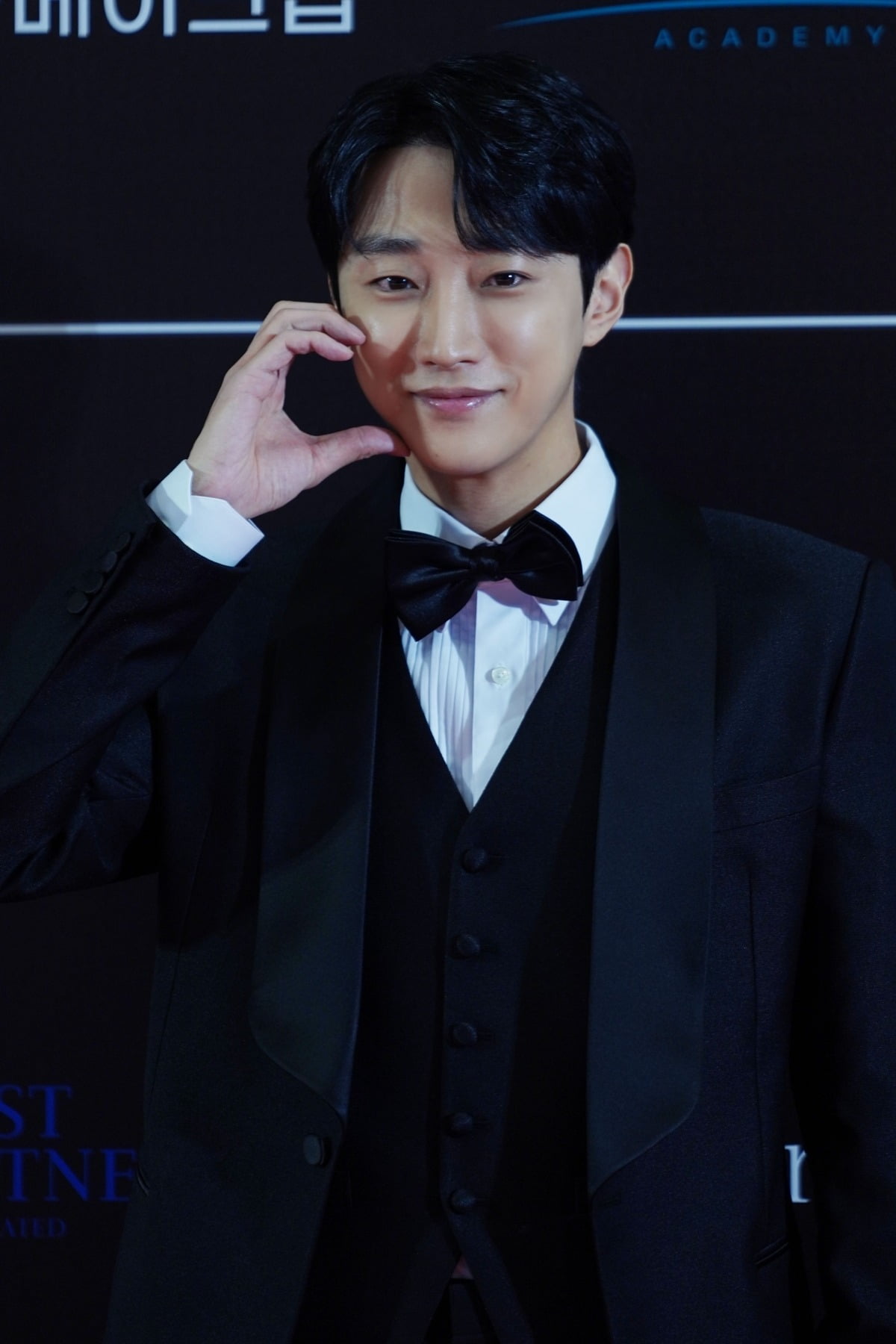 Jinyoung Honored with Asia Star Award at the 20th Asia Model Awards