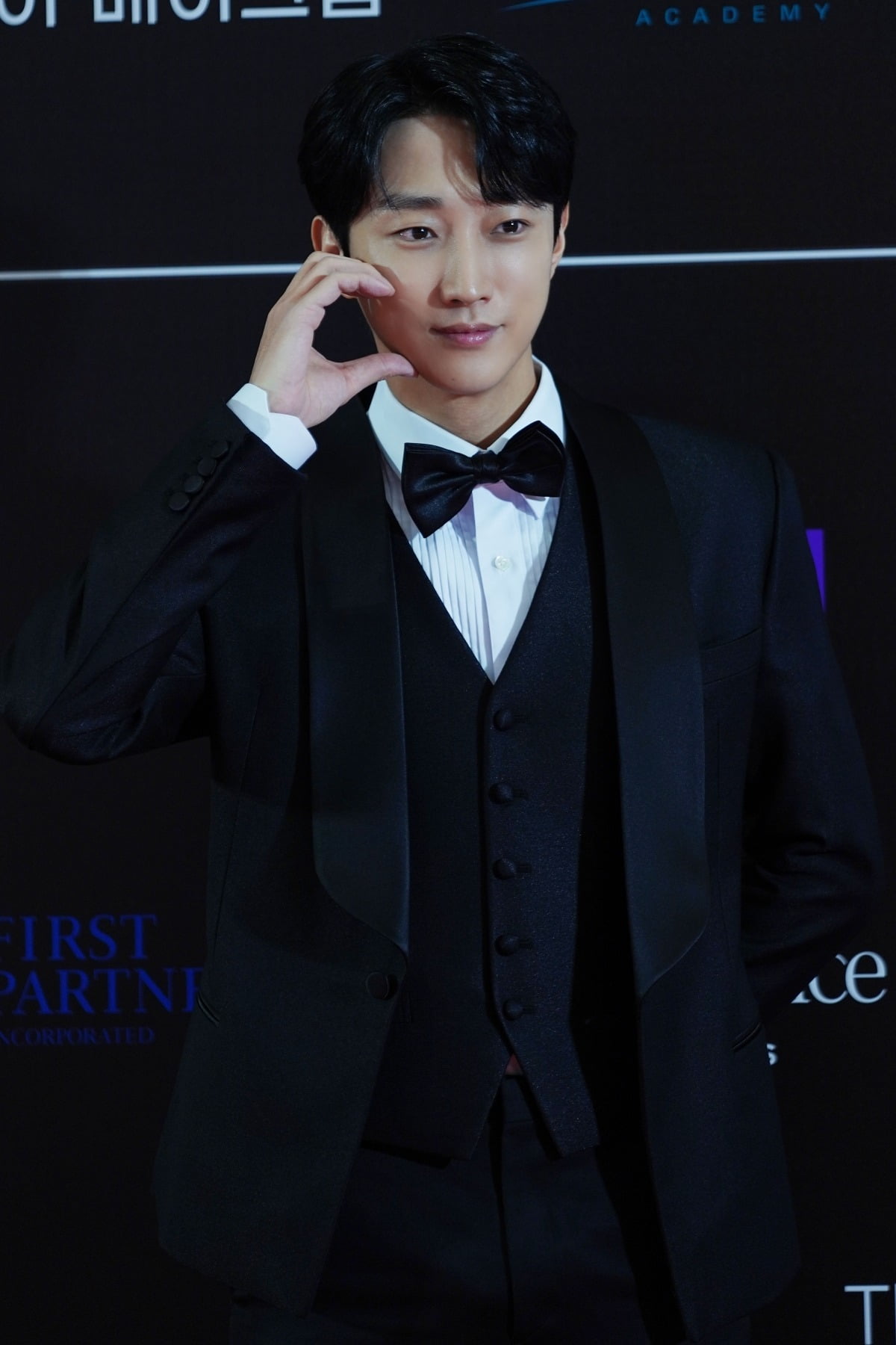 Jinyoung Honored with Asia Star Award at the 20th Asia Model Awards