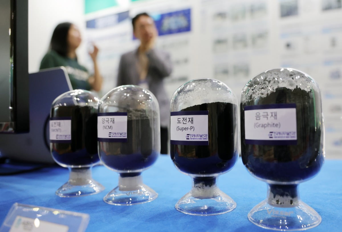 지난 10일 경기 고양 킨텍스에서 열린 2025 이차전지 소재·부품 및 장비전에서 한국에너지기술연구원 부스에 이차전지 소재들이 전시돼 있다. 사진=연합뉴스