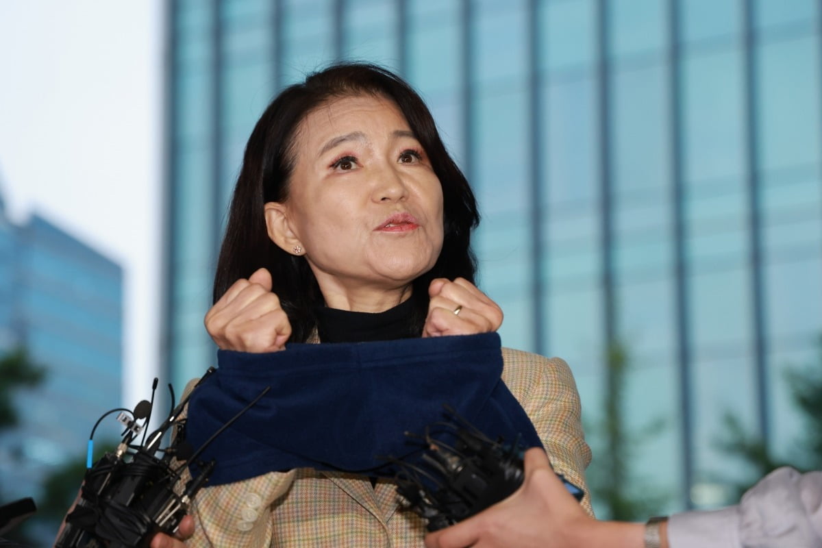 국가공무원법 및 공직선거법 위반 등의 혐의로 체포된 이진숙 전 방송통신위원장이 2일 서울 영등포경찰서로 압송되며 취재진에 발언하고 있다. 사진=연합뉴스
