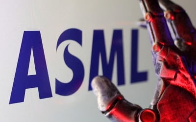 ASML, AI 수요 힘입어 3분기 예상 넘는 수주