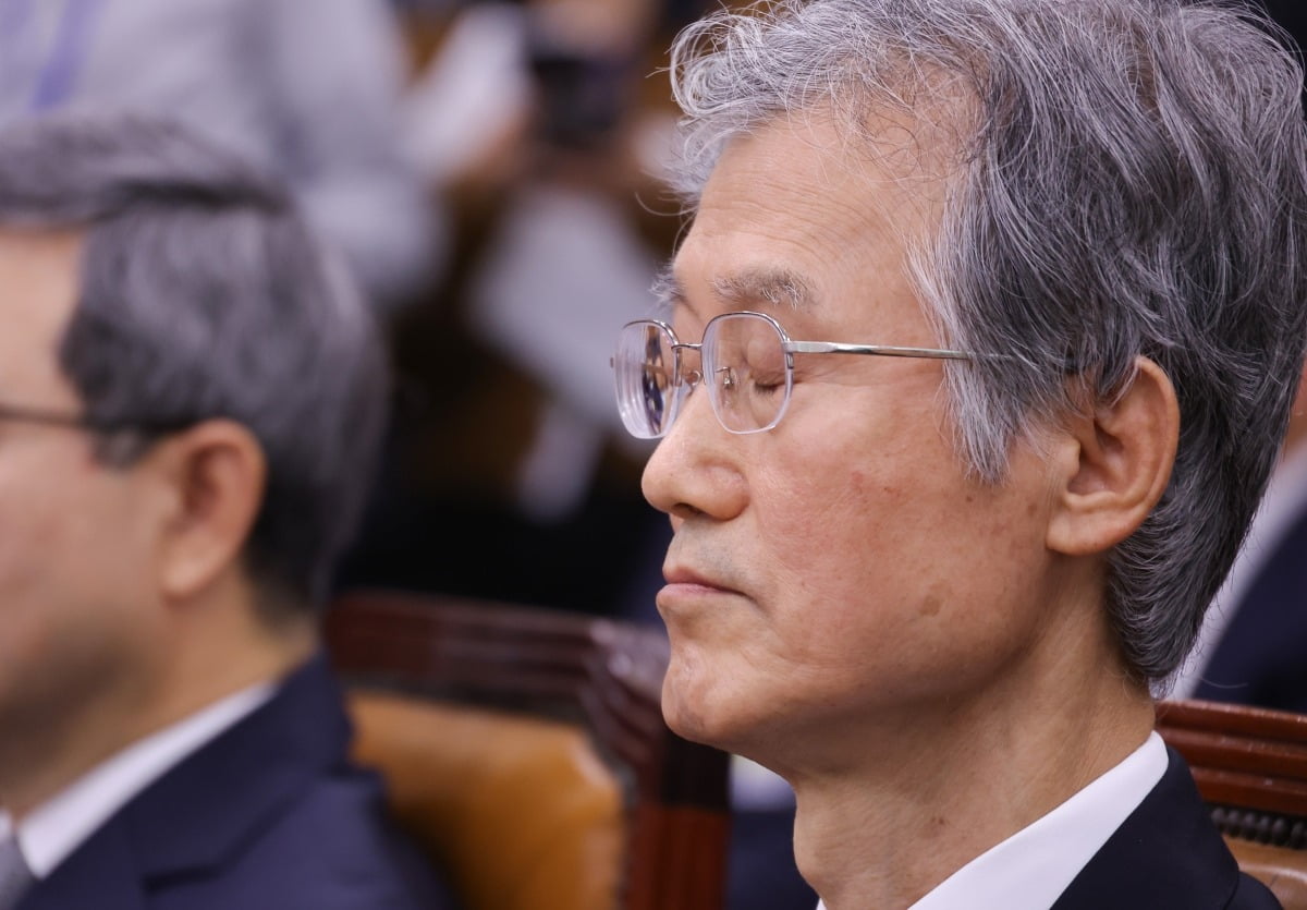 이재명 정부 첫 국정감사가 시작된 13일 서울 여의도 국회에서 열린 법제사법위원회 국정감사에 조희대 대법원장이 출석, 눈을 감고 있다. 사진=연합뉴스