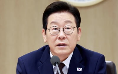 [속보] 李대통령 "경찰, 언제나 국민 곁 지키며 책임다해…자랑스럽다"