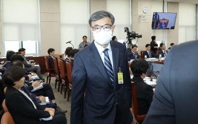 "얼굴 공개 못해" 진실화해위 국장이 또…'마스크' 쓴 채 퇴장 조치