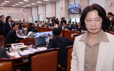 李 지지율 취임 후 최저치…野 '추미애·김현지방지법' 발의 맹공