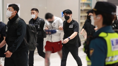 "반바지 사이 문신" 캄보디아 송환자들…수갑 채워 경찰 압송