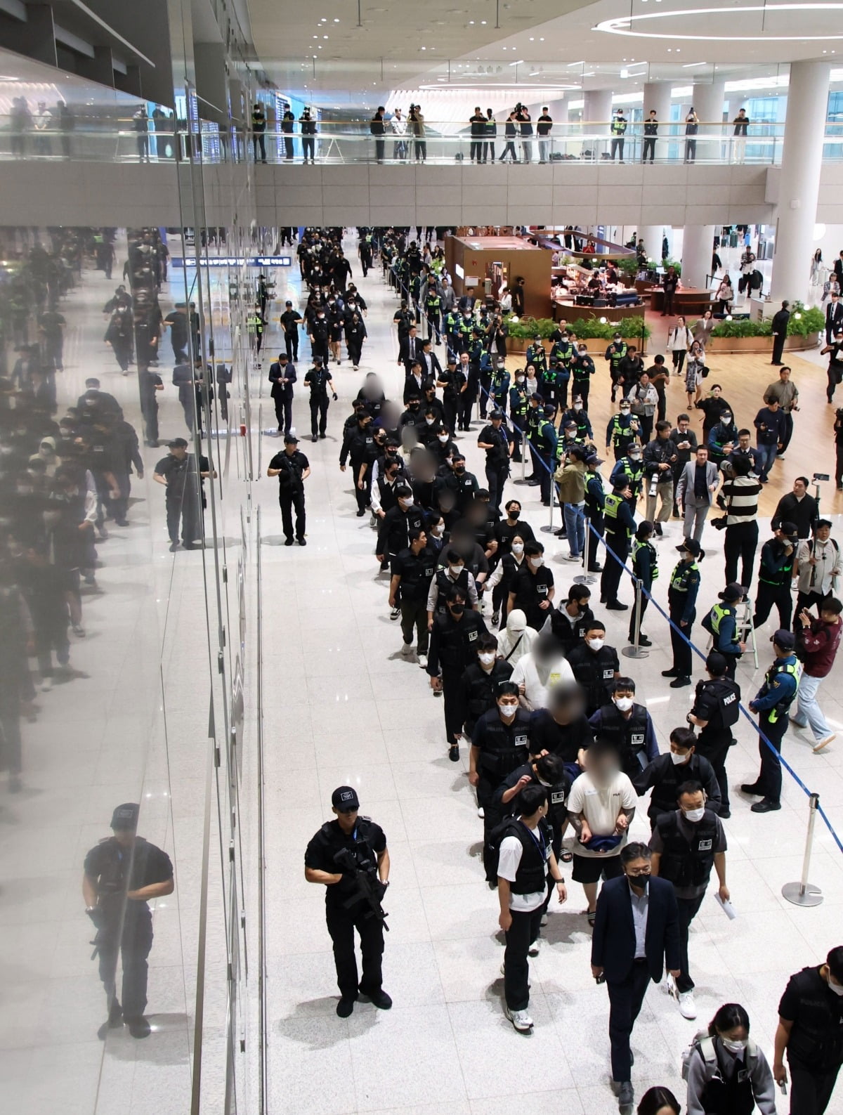 캄보디아 온라인 사기에 가담해 구금된 한국인들이 18일 오전 인천국제공항 제2터미널을 통해 송환되고 있다. 이날 송환에는 경찰 호송조 190여명이 투입됐다. 사진=연합뉴스