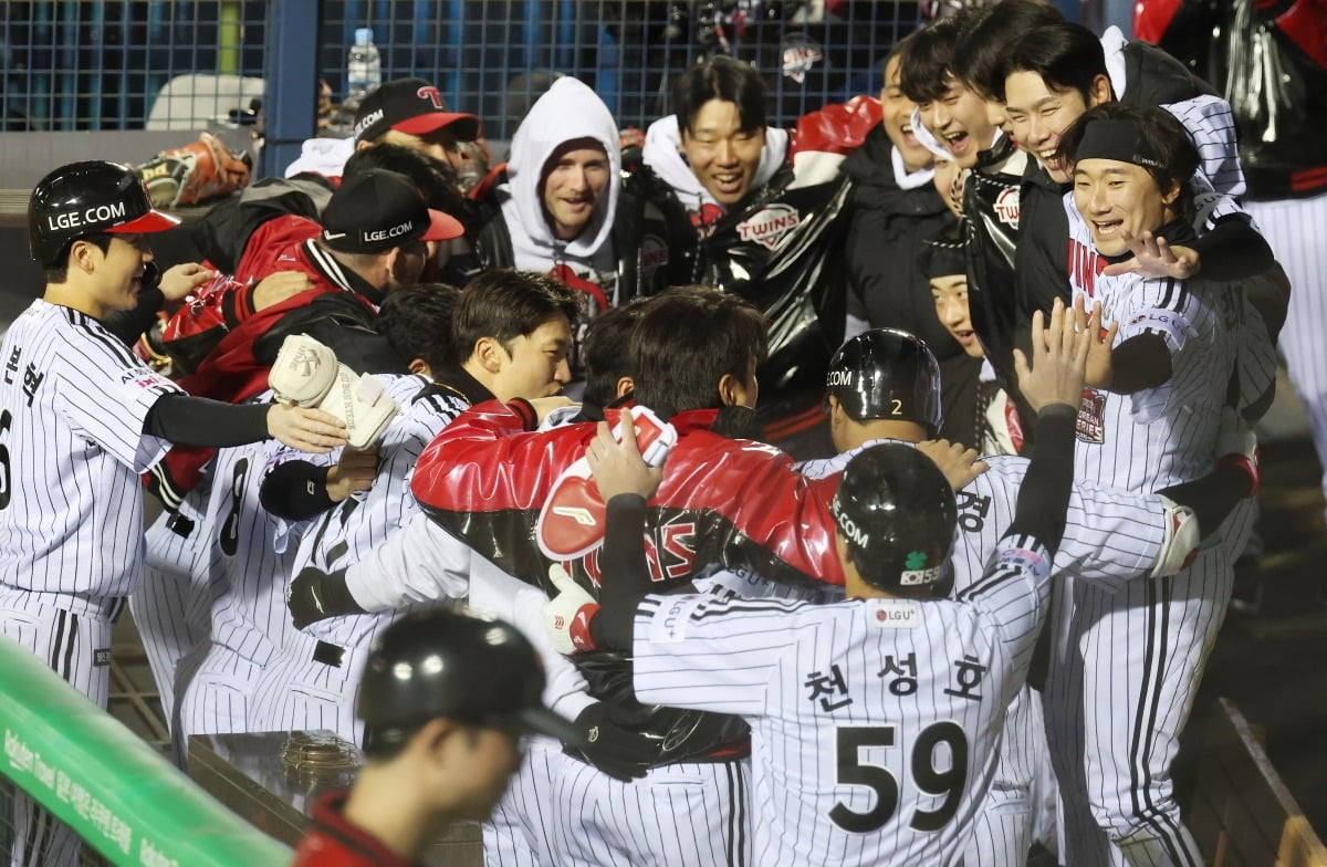 [속보] LG, 한화 13-5 완파…한국시리즈 2연승