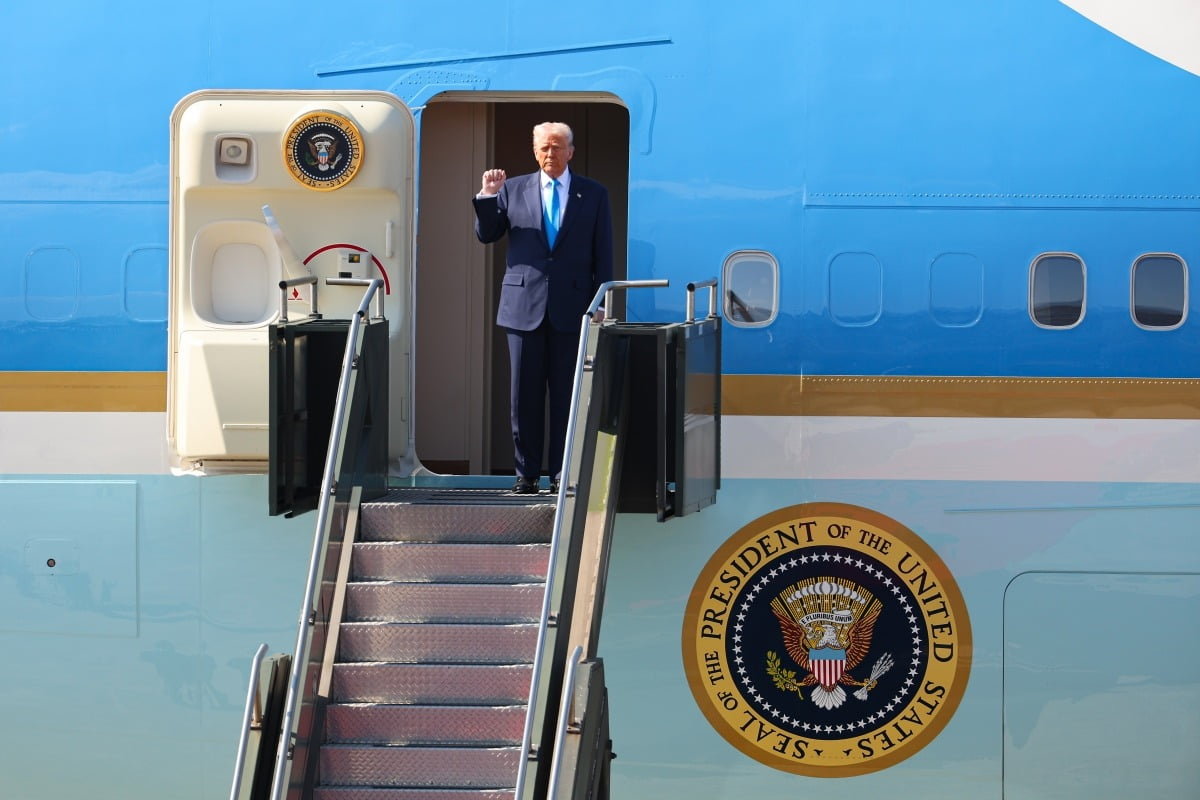 트럼프, '주먹 불끈' 첫 인사…군악대 환영곡은 'YMCA'