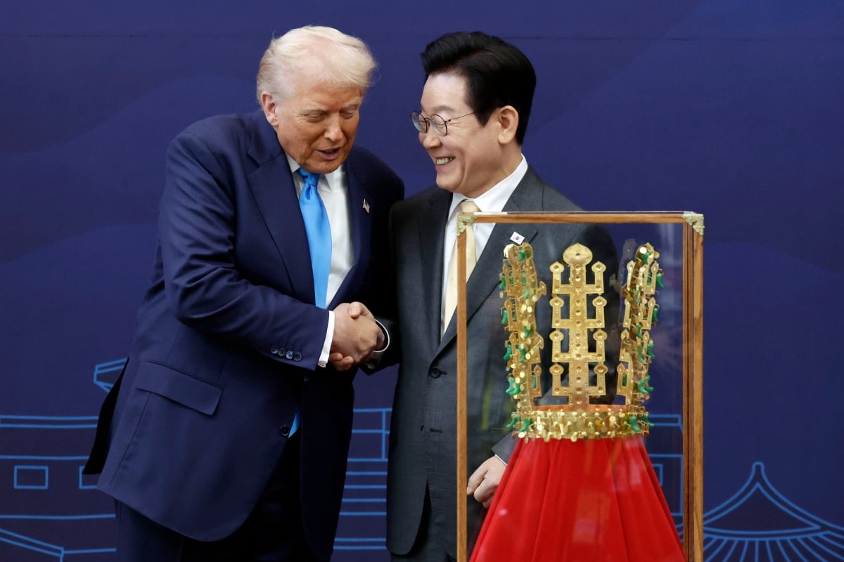 "한국 남아서 왕 노릇?"…'금관' 선물 푹 빠진 트럼프 풍자