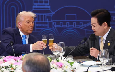 트럼프, 만찬 '샴페인' 건배만 하고 입에도 안 댄 이유