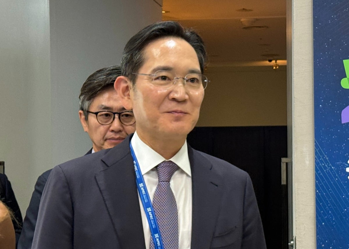 삼성전자, 3분기 반도체로 7조 벌었다…주가 103층으로 점프