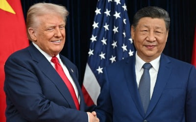 [속보] 트럼프, 시진핑과 악수…"오늘 무역합의 서명 가능할 듯"