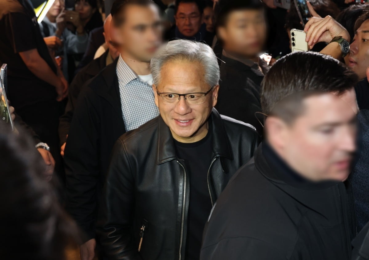 젠슨 황 "엔비디아 더 커질 것…한국에 좋은 소식 있어" [APEC 2025]