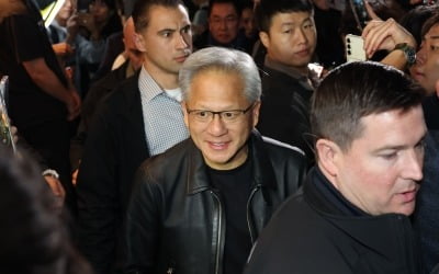 젠슨 황 "엔비디아 더 커질 것…한국에 좋은 소식 있어" [APEC 2025]