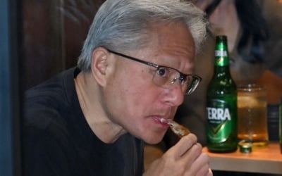 깐부치킨 점주들 '몸살'…"시총 1위 젠슨 황도 극찬" 배달 폭주