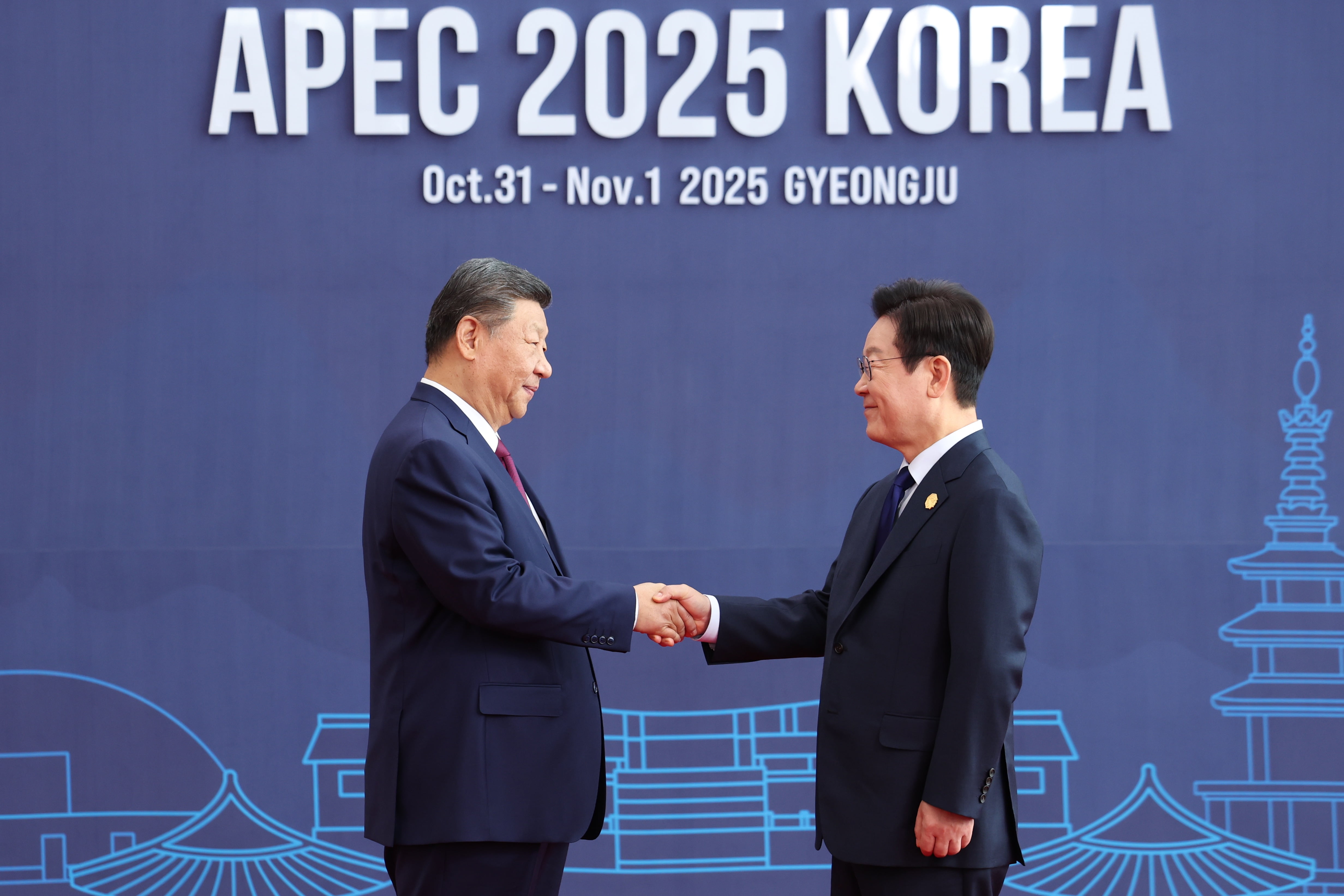 "환영합니다" "안녕하십니까"…李 대통령-시진핑 '첫 대면' [APEC 2025]