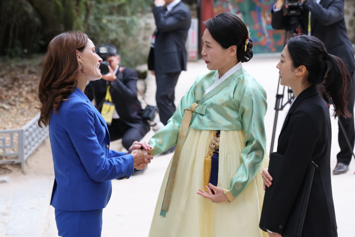 "다홍 치마 이어 연두빛 저고리"…김혜경 여사 한복 멋 뽐냈다 [APEC 2025]