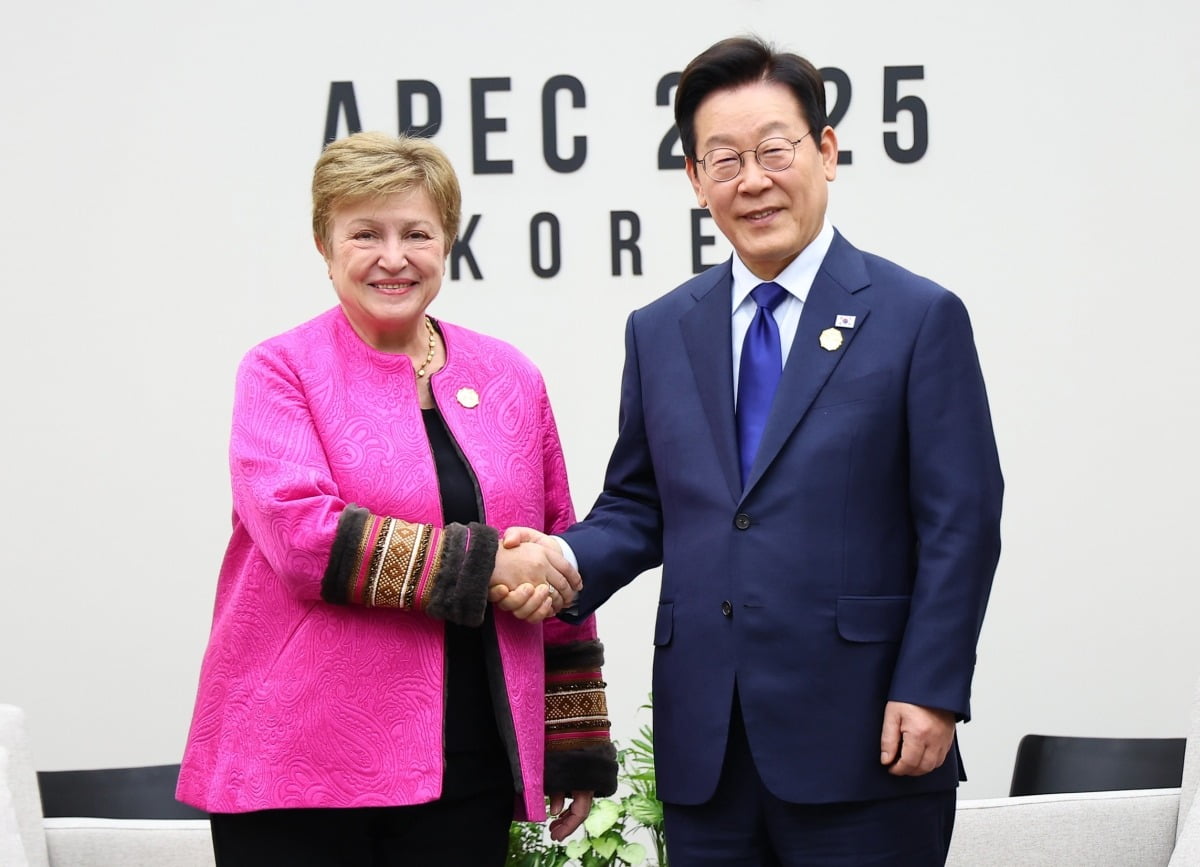 IMF 총재 만난 李 대통령 "韓 경제 빠르게 회복" [APEC 2025]