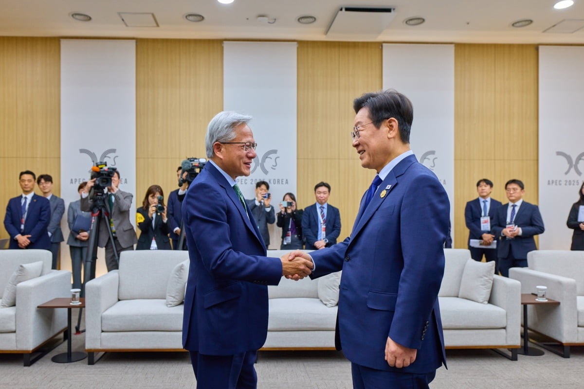 李 "엔비디아 전폭 지원"…젠슨 황 "韓, AI 리더 가능성 무한대"