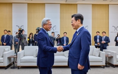 李 "엔비디아 전폭 지원"…젠슨 황 "韓, AI 리더 가능성 무한대"