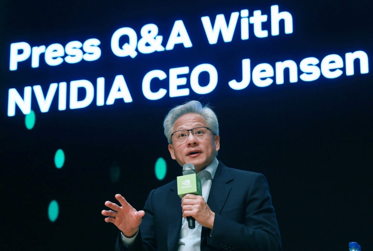 [속보] 15년 만에 한국 찾은 젠슨 황, 일정 마치고 포항공항서 출국