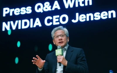 [속보] 15년 만에 한국 찾은 젠슨 황, 일정 마치고 포항공항서 출국