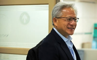 젠슨 황, 한국서 마지막 식사는 '컵라면'…영국으로 떠났다 [APEC 2025]