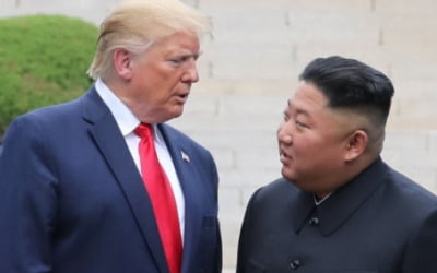 [속보] "트럼프, 아시아 방문 때 김정은 회동 비공개로 논의"