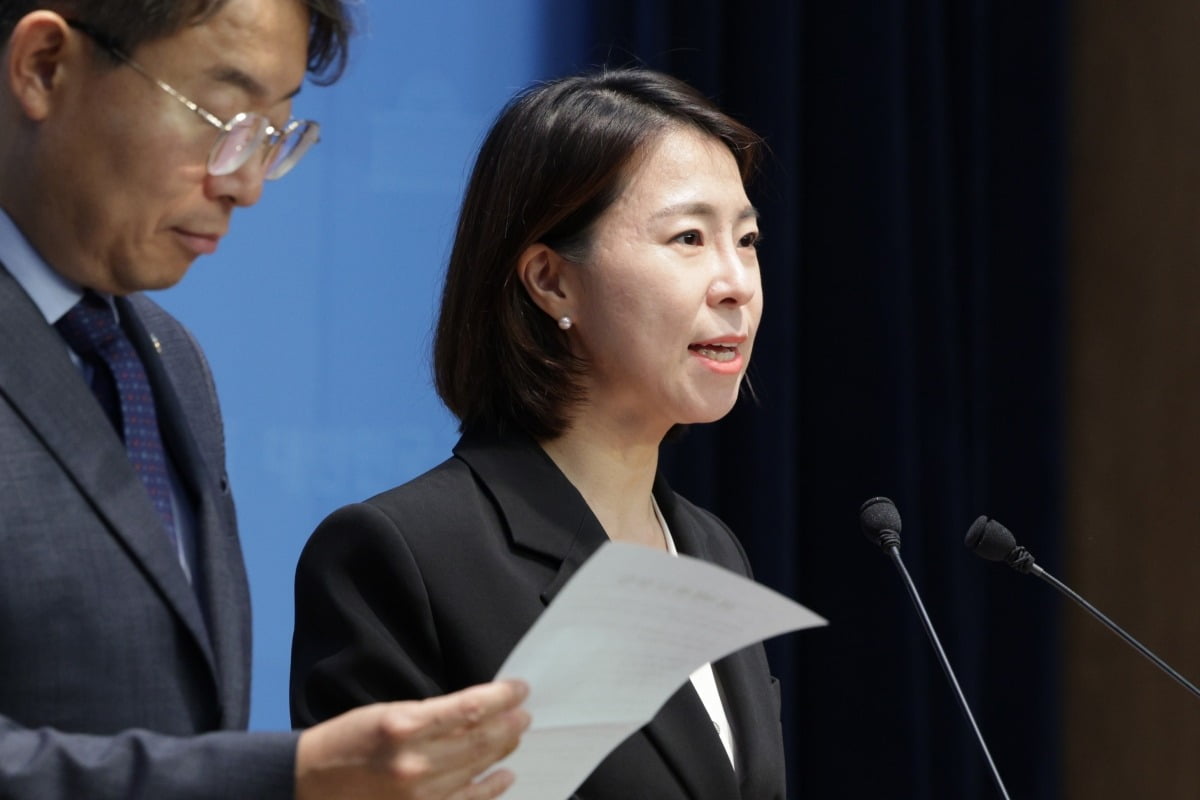 김한나 더불어민주당 서울시당 윤리심판위원이 2일 서울 여의도 국회 소통관에서 김경 시의원 관련 조사 결과를 발표하고 있다./사진=뉴스1