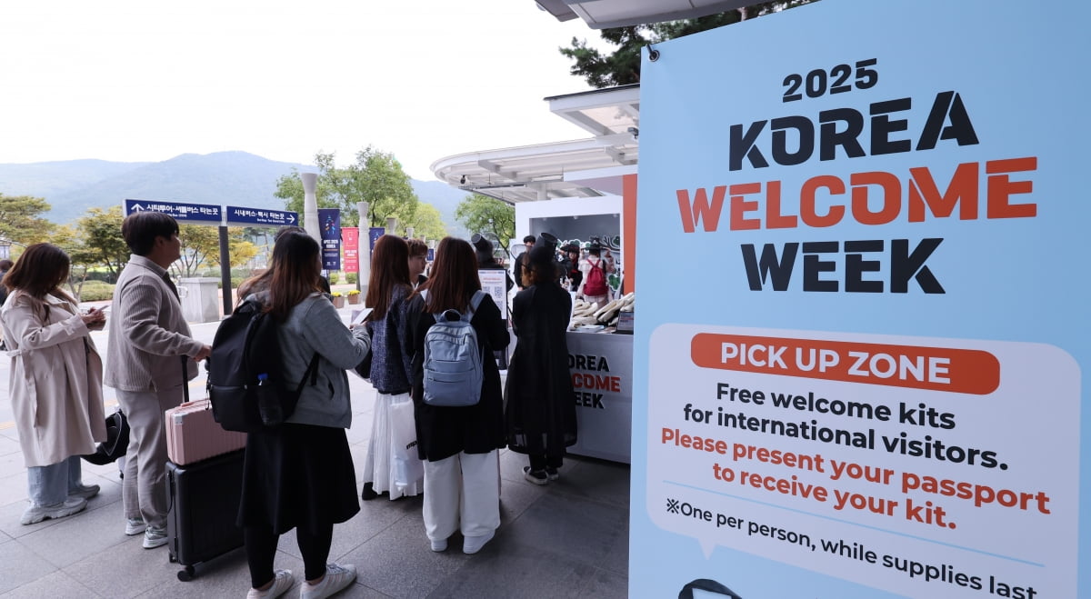경북 경주역에 도착한 외국인 방문객들이 문화체육관광부가 마련한 환영 부스에서 웰컴키트를 받고 있다. 사진=뉴스1