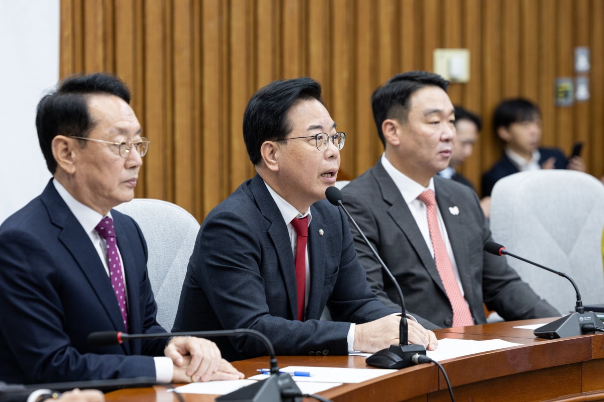 과방위 직원 줄줄이 병원行에…송언석 "최민희, '중처법' 위반"
