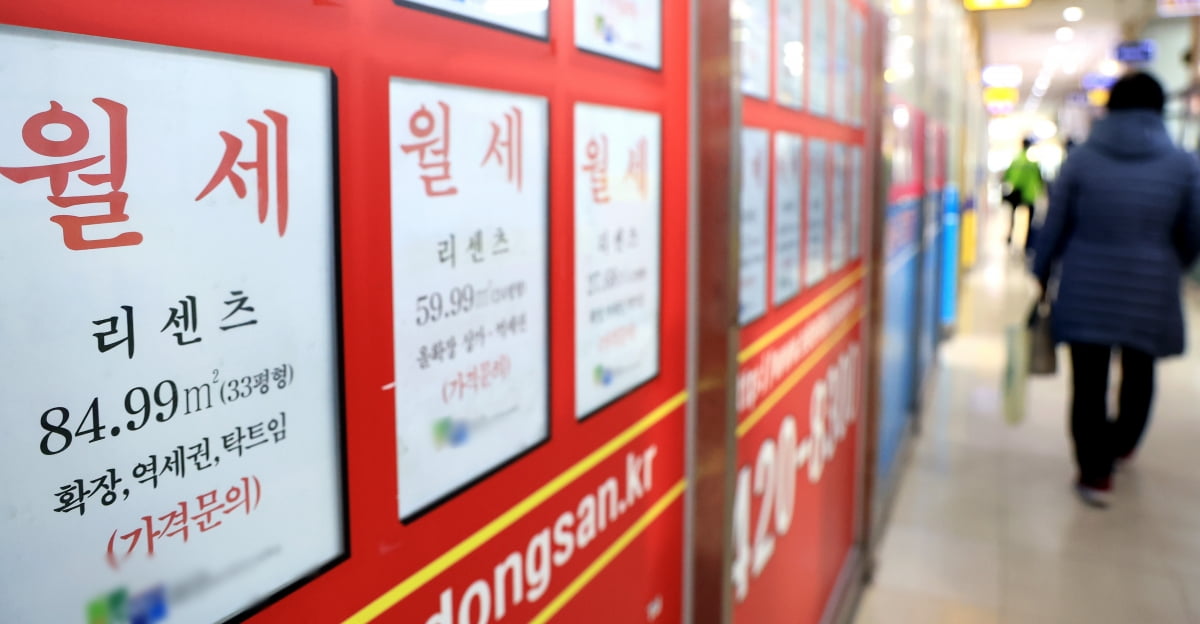 서울 송파구 한 부동산에 매물 안내문이 붙어있다. 사진=뉴스1