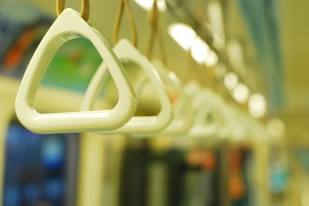 한강불빛공연으로 5호선 여의나루역 열차 무정차 통과