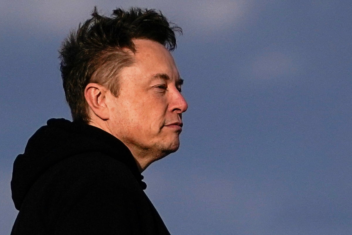 지난 22일 미국 뉴저지주 모리스타운 시립공항에서 일론 머스크 테슬라 CEO가 에어포스원에 탑승하고 있다. /로이터