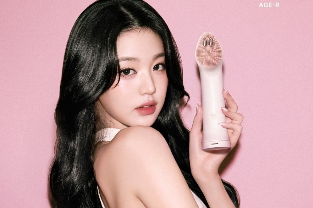 메디큐브 에이지알 부스터 진동 클렌저. /사진=메디큐브