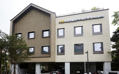 "평범한 실버주택은 싫다"…어르신 사로잡은 특급 서비스 [집코노미-집100세 시대]