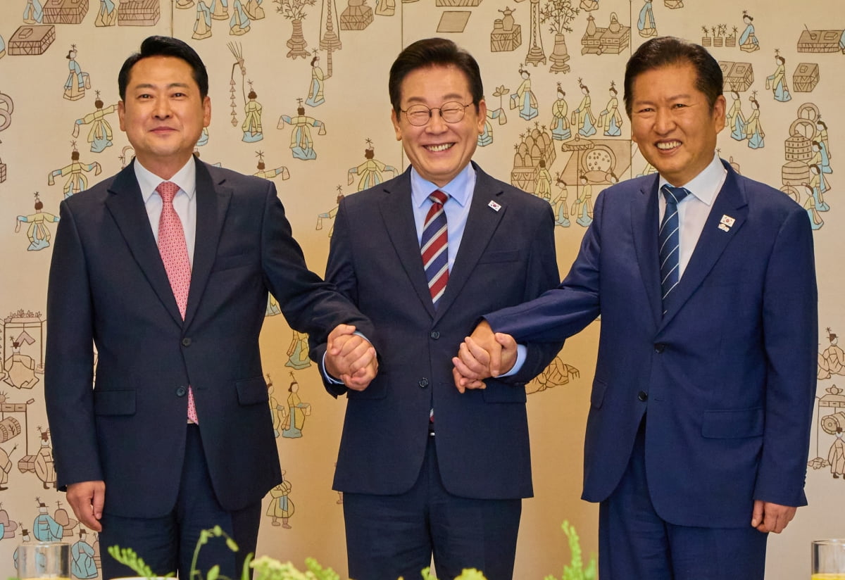 李 '재판중지법' 두고…"국정안정법" vs "유죄 자백법"