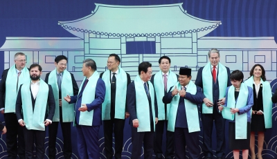 이재명 대통령, 한복 목도리 걸치고 각국 정상들과 기념촬영 [APEC 2025]