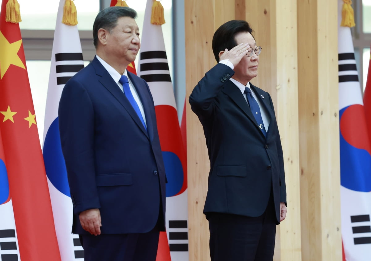 한·중 정상회담 시작…李, 시진핑에 바둑판·자개 쟁반 선물