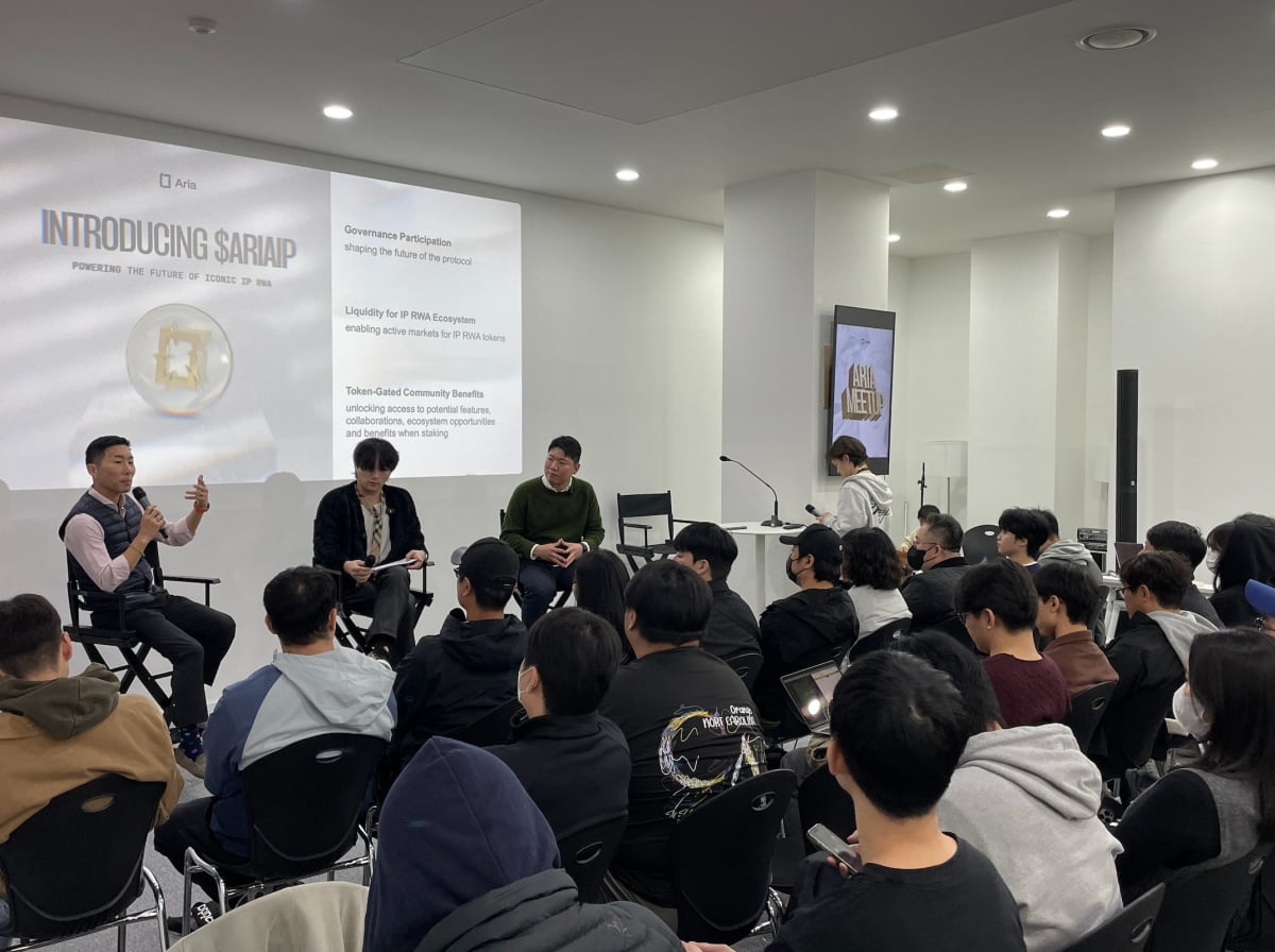 1일 서울 강남 머클에서 열린 아리아 프로토콜 밋업 패널 토론에서 장채선 스토리 한국 총괄(왼쪽), 도코 PIG 엔터테인먼트 CEO(중앙), 한원석 아리아 프로토콜 투자 리드(오른쪽)가 K-POP과 블록체인 산업의 미래를 논의하고 있다. / 사진 = 강민승 블루밍비트 기자