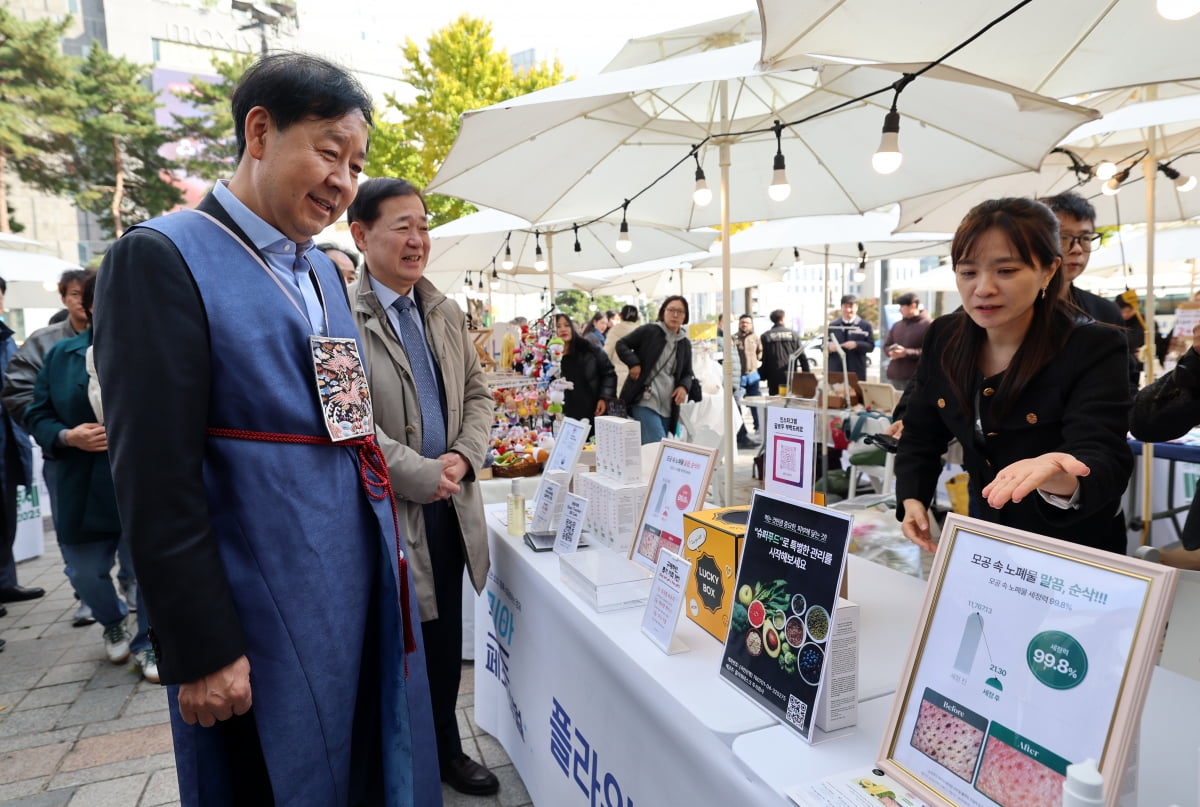 [포토] 한복입고 소상공인 판매 부스 찾은 구윤철 부총리