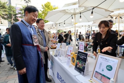 [포토] 한복입고 소상공인 판매 부스 찾은 구윤철 부총리